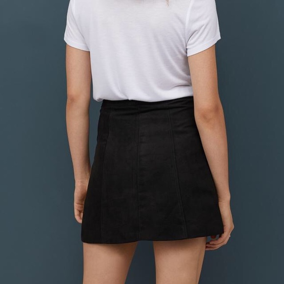 H&M Black short A-line skirt - Picture 2 of 3